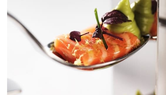 生フィヨルドトラウトのマリネ、 アボカドクリームがけ