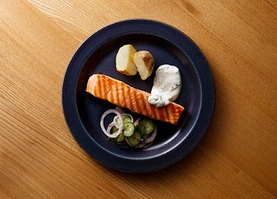 サーモンのグリル、きゅうりのサラダ