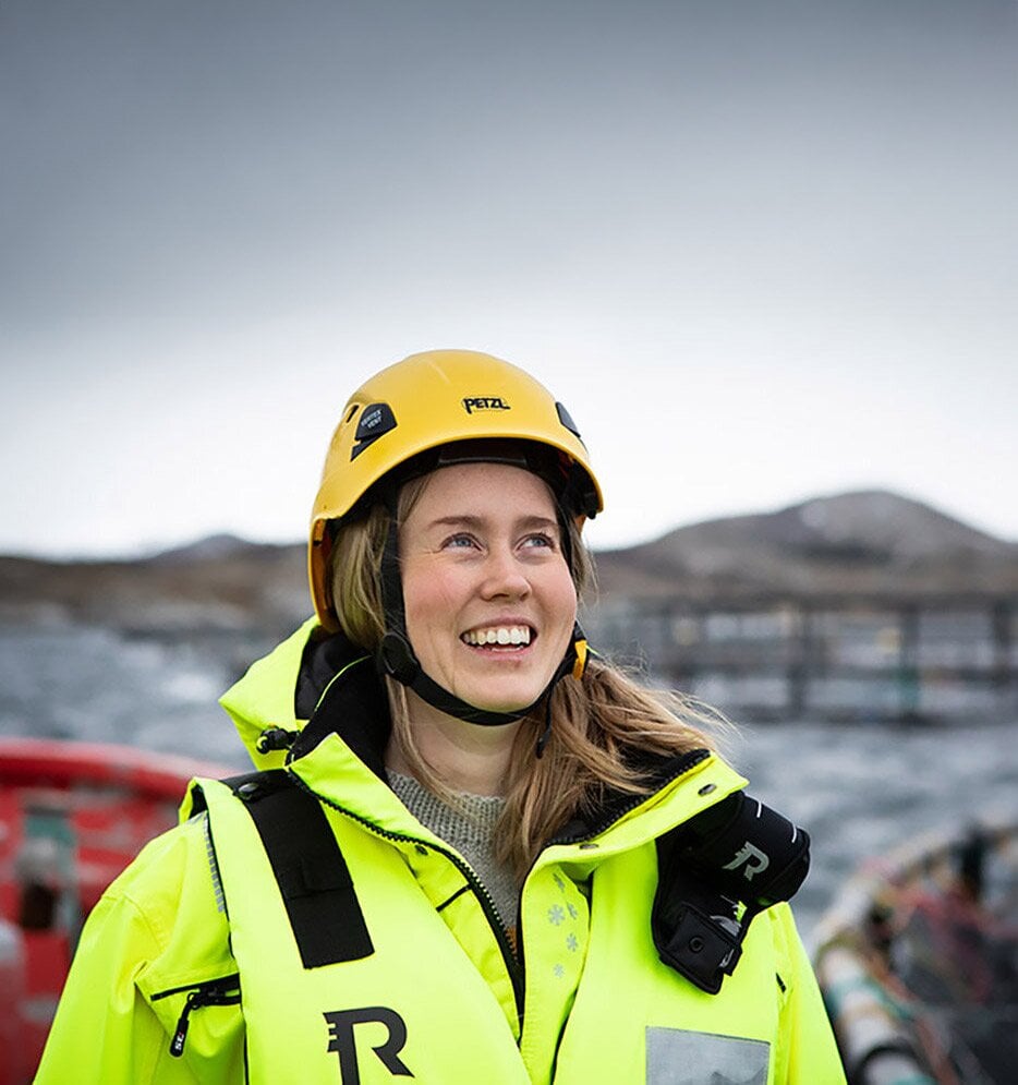 生け簀の傍らに立つザビーネ・フォスモ(Sabine Fossmo)